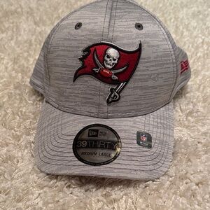 Tampa Bay Buccaneers New Era NFL 39THIRTY Gray and Red Camo Hat